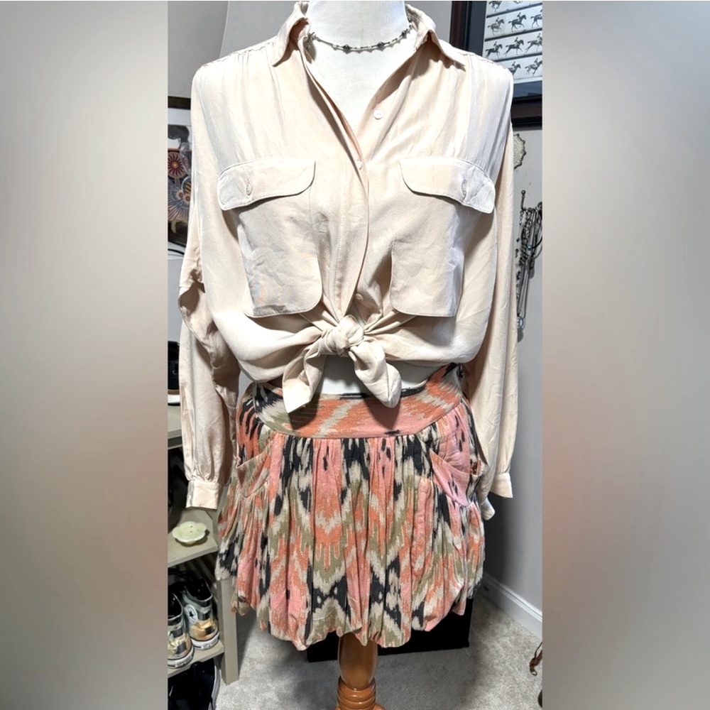 Escada Vintage 100% silk, Button down top w/pockets. Pale Ivory Size 40